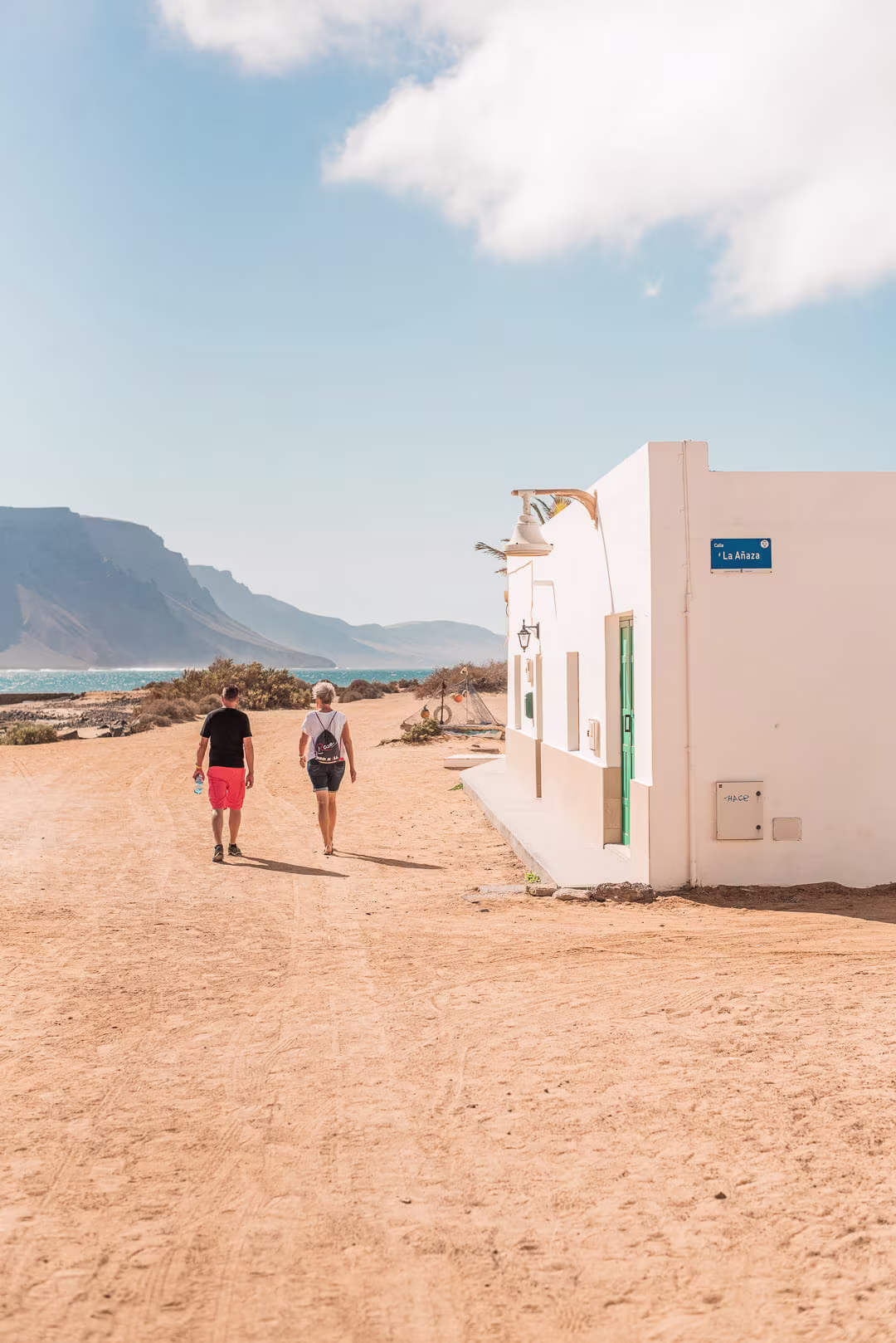 Paar, das durch das Dorf Caleta de Sebo auf La Graciosa spaziert