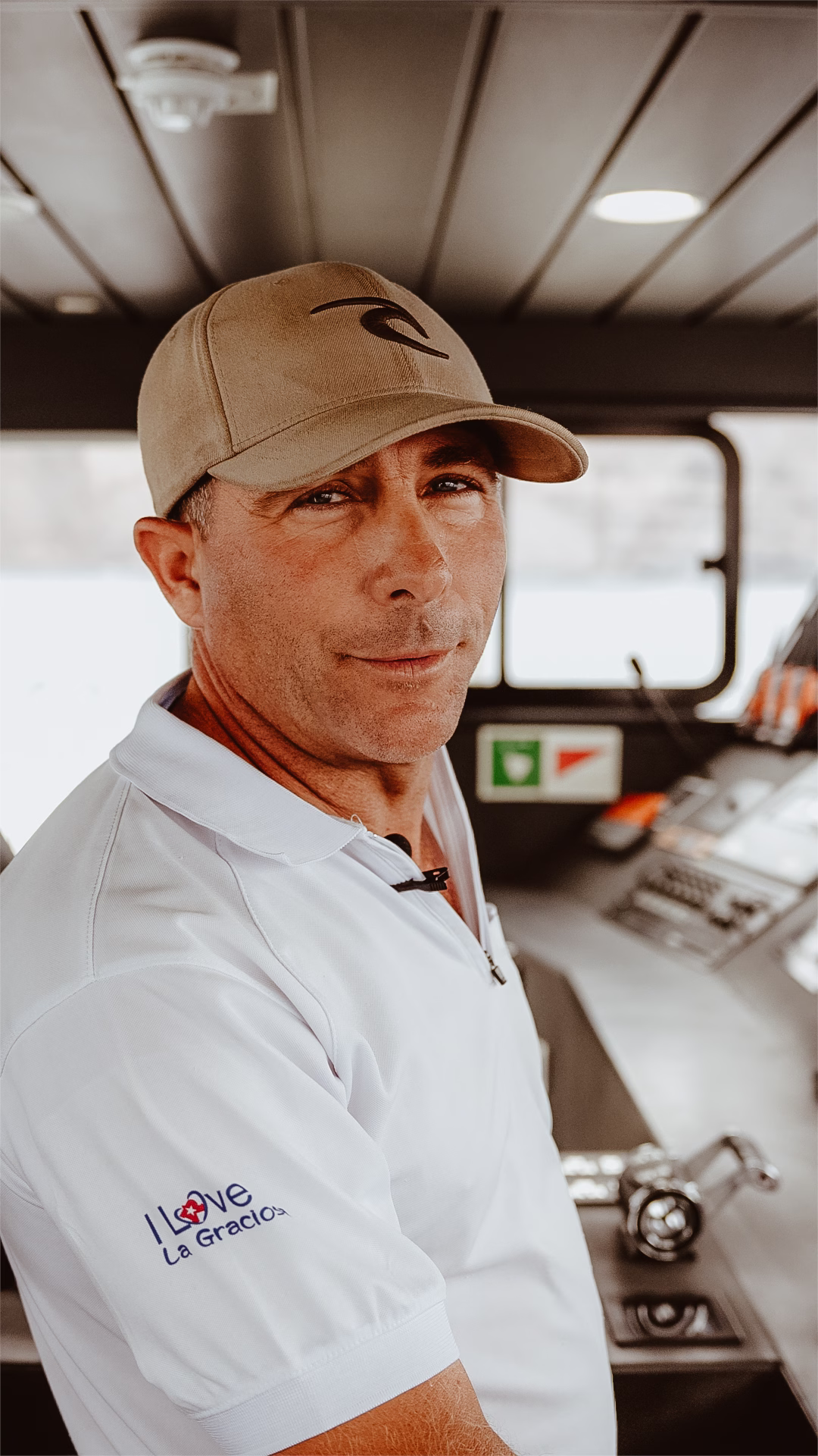 Fotografía de Melquiades Romero navegando con el barco