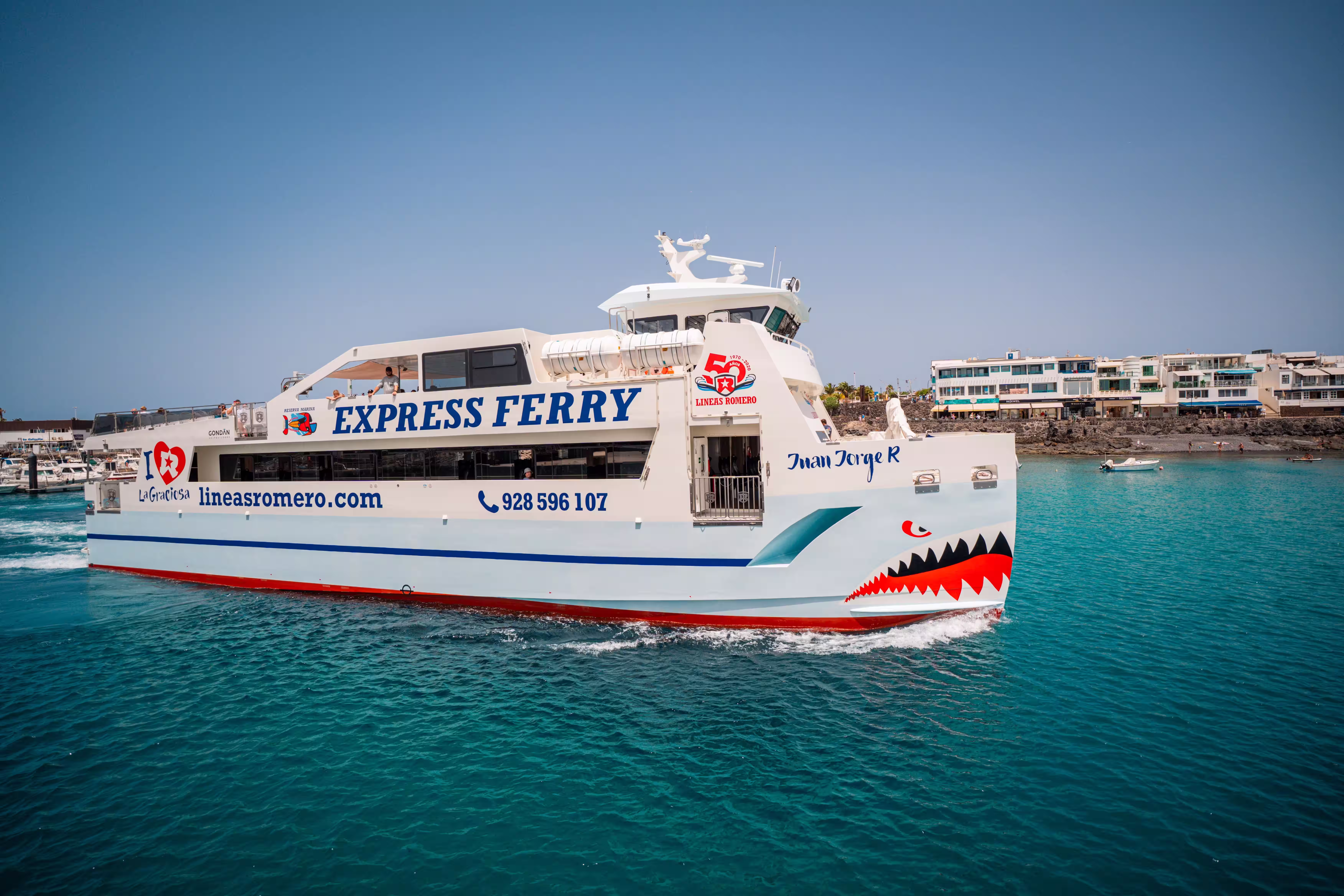 Fast Ferry Juan Jorge R von Líneas Romero unterwegs in türkisblauem Wasser nahe der Küste