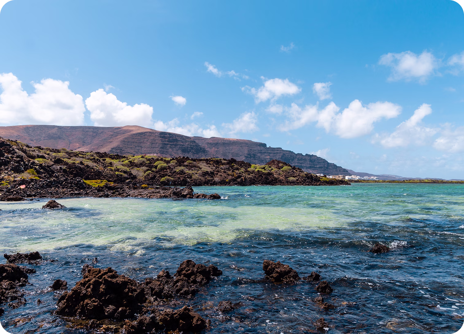 Paisaje de la costa de Órzola junto a piedras y mar, Lanzarote