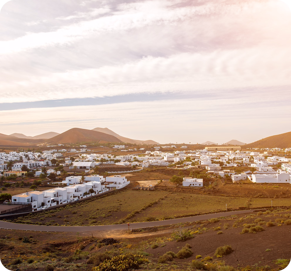 Paisaje aéreo de un pueblo rural en Lanzarote