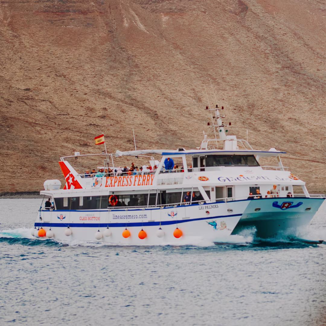 Un ferry express transportando turistas
